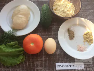 Шаг 1: Приготовьте ингредиенты. Заранее отварите куриное филе в подсоленной воде. Промойте овощи, зелень и яйцо.