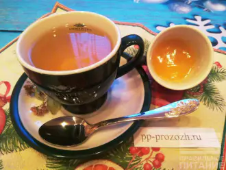Шаг 5: Процедите напиток. В теплый  липовый чай можно добавить немного меда. Хотя чай и так слегка сладковатый на вкус.