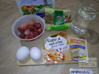 Шаг 1: Подготовьте необходимые продукты. 
Для теста: овсяные хлопья, белок одного яйца, воду и корицу.
Для начинки: творог, белок одного яйца, ванилин, ягоды или фрукты.