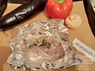 Шаг 5: Маринованное куриное филе и овощи выложите на противень и отправляйте в разогретую до 180 градусов духовку на 25 минут.