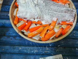 Шаг 6: Смажьте рыбку сметаной, выложите морковь. Отправьте запекаться в духовку на 50 минут при 180t.