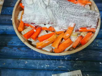 Шаг 6: Смажьте рыбку сметаной, выложите морковь. Отправьте запекаться в духовку на 50 минут при 180t.
