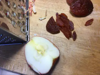 Шаг 3: Яблоко протрите на крупной терке, курагу измельчите ножом. Я брала яблоко сорта апорт. 
