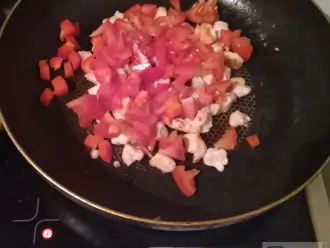 Шаг 4: Добавьте мелко порезанные помидорки и перец.