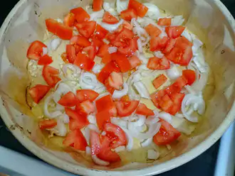 Шаг 3: Нарежьте мелко чеснок, лук полукольцами, помидоры на квадратики. Выложите в форму для запекания.