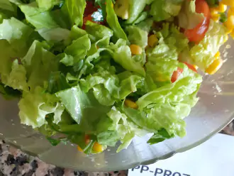 Шаг 4: Салат, авокадо, помидоры, кукурузу, зелень - сложите в салатник и аккуратно перемешайте.