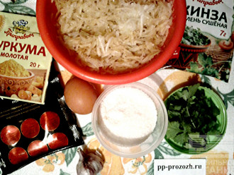 Шаг 1: Подготовьте ингредиенты: кабачок, яйцо, рисовую муку, петрушку, чеснок, специи. Кабачок очистите, натрите на терке и отожмите сок. Петрушку порежьте.