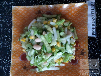 Шаг 7: Выложите салат на тарелку и насладитесь вкусом блюда!