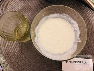 Шаг 3: Взбейте блендером творог, йогурт, подсластитель, добавьте половину готового желатина.