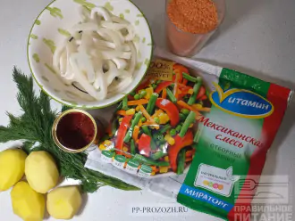 Шаг 1: Приготовьте все необходимые ингредиенты:  воду, овощную смесь, картофель, красную чечевицу, кольца кальмара, томатную пасту и зелень.