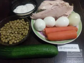 Шаг 1: Подготовьте ингредиенты для салата: отварное куриное филе, яйца, морковь, лук, консервированный зеленый горошек, огурец, майонез и сметану. Морковь и яйца отварите до готовности и остудите.