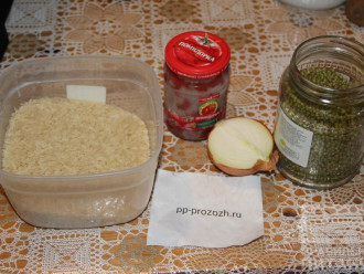 Шаг 1: Подготовьте ингредиенты: рис, маш, лук, соевый соус.