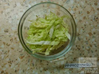 Шаг 4: Нарежьте пекинскую капусту.