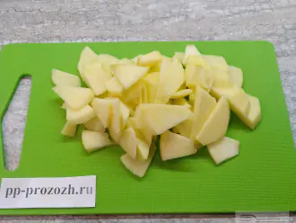 Шаг 3: Помойте яблоко, очистите его от кожуры и сердцевинки. Нарежьте ломтиками примерно такими же как и сельдерей.