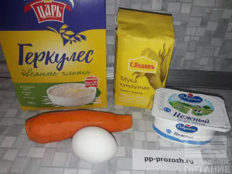 Шаг 1: Подготовьте все необходимые ингредиенты: овсяные хлопья, морковь, муку, творог и яйцо.