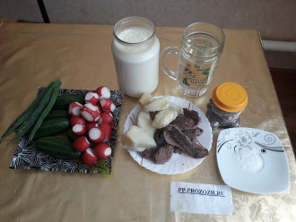 Шаг 1: Подготовьте все ингредиенты для окрошки: айран, воду, мясо отварное, картофель отварной, редис, огурцы, зелень лука, соль, перец.