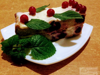 Шаг 11: Готовый тортик украсьте ягодами и подавайте на стол.