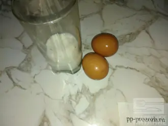 Шаг 1: Подготовьте необходимые продукты: яйца и молоко.