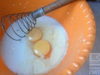 Шаг 3: В кефирно-медовую смесь введите яйцо и хорошо взбейте.