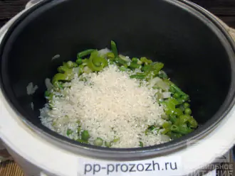 Шаг 5: Отправьте рис к овощам, обжаривайте еще 3-5 минут. 
