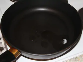 Шаг 2: Растопите масло в сковороде на большом огне.