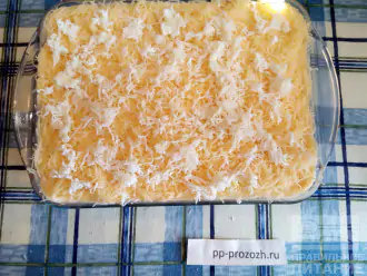 Шаг 6: В завершение всего натрите сыр на мелкой терке, сверху белок.