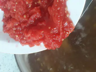 Шаг 4: Примерно через час добавьте в суп очищенные и измельченные помидоры. Минут через десять разомните содержимое кастрюльки толкушкой для картофеля или блендером. Проварите еще минут пять. Суп готов.