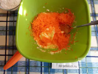 Шаг 4: Добавьте морковь, натертую на мелкой терке. Премешайте.