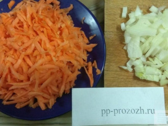 Шаг 4: Нарежьте лук и натрите морковь на терке.