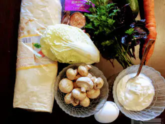 Шаг 1: Для приготовления шаурмы возьмите: лаваш, горчицу в зернах, сметану, вареное яйцо, шампиньоны, пекинскую капусту, морковь, огурец, базилик, зелень, соль по вкусу.