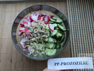 Шаг 6: Сложите все порезанные продукты в салатник и добавьте проростки.