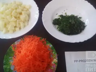 Шаг 3: Картофель порежьте кубиками, петрушку и укроп измельчите, морковь потрите на терке.