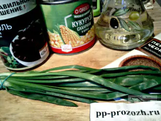 Шаг 1: Подготовьте ингредиенты: фасоль, кукурузу, зеленый лук, перец, оливковое масло для заправки.