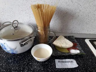Шаг 1: Подготовьте все ингредиенты блюда: спагетти, воду, сыр, сливки, соль.