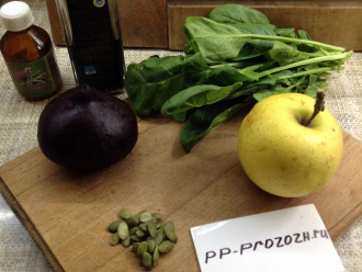 Шаг 1: Подготовьте ингредиенты. Отварите свеклу до готовности. Яблоко и шпинат промойте.
