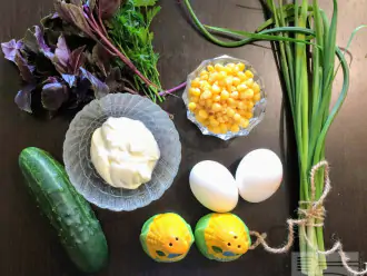 Шаг 1: Для приготовления салата возьмите: свежие огурцы, консервированную кукурузу, яйца, сметану, укроп, базилик, соль, перец.