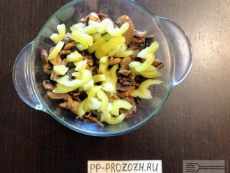 Шаг 4: Болгарский перец очистите от семян, нарежте соломкой и добавьте к остальным ингредиентам.