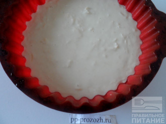 Шаг 5: Перелейте тесто в смазанную растительным маслом форму. Выпекайте в духовке при температуре 180 градусов 30 минут.