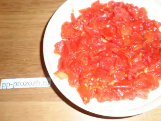 Шаг 6: На тарелку ровным слоем выложите кубики помидора.