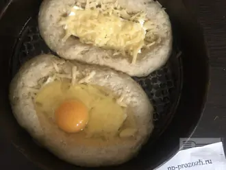 Шаг 8: Если вы любите целое яйцо в хачапури, то влейте его на данном этапе приготовления и верните в духовку ещё на 20 минут.