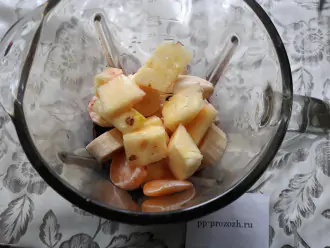 Шаг 3: Поместите нарезанные фрукты в блендер, добавьте 100 грамм воды. 
