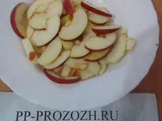 Шаг 5: Очистите яблоки от сердцевины, порежьте дольками.