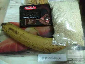 Шаг 1: Для приготовления эскимо подготовьте ингредиенты: банан, черный шоколад или какао-порошок и какао-масло, кунжут для присыпки. Кунжут можно заменить на любые орехи или семечки.