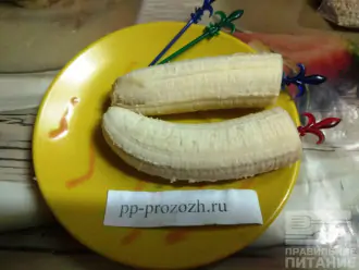 Шаг 2: Банан очистите от кожуры. Вставьте внутрь шпажки или деревянные палочки для мороженого. Отправьте банан в морозильную камеру на 15 минут.