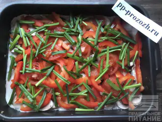 Шаг 8: Начните выкладывать начинку: сначала шампиньоны, затем нарезанный болгарский перец.
Последними выложите помидоры и зеленый лук.
