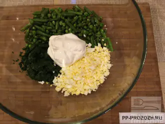 Шаг 7: В салатник выложите приготовленные продукты, добавьте сметану, посолите.