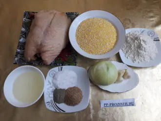 Шаг 1: Подготовьте все компоненты для приготовления блюда: грудку гуся, кукурузную крупу, муку, лук, чеснок, масло, соль, перец.