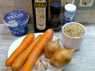 Шаг 1: Подготовьте ингредиенты: чечевицу, морковь, репчатый лук, чеснок, оливковое масло, смесь перцев, соль, греческий йогурт.