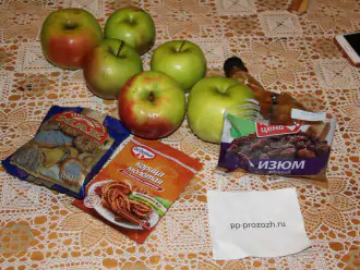 Шаг 1: Подготовьте ингредиенты: помойте яблоки, изюм.