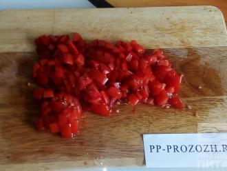 Шаг 2: Мелко, кубиками нарежьте помидоры.